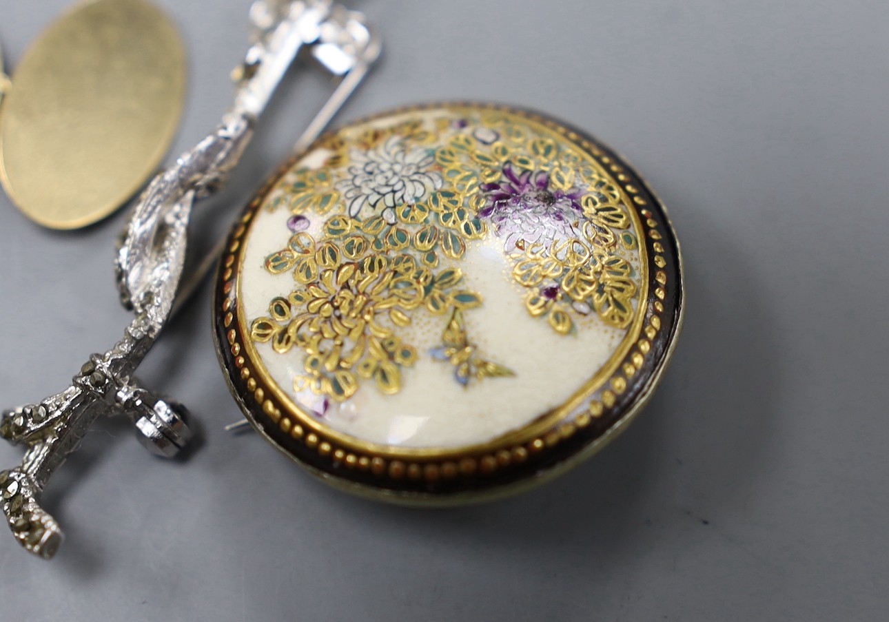 Sundry jewellery including a 1960's 9ct gold tie clip, 55mm, a pair of 9ct gold cufflinks, a 9ct white metal and cultured pearl set wreath brooch, a satsuma brooch and a marcasite set jockey hat and riding crop brooch